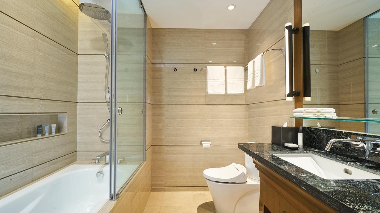 Guest Bathroom (2-Bedroom Apartment)